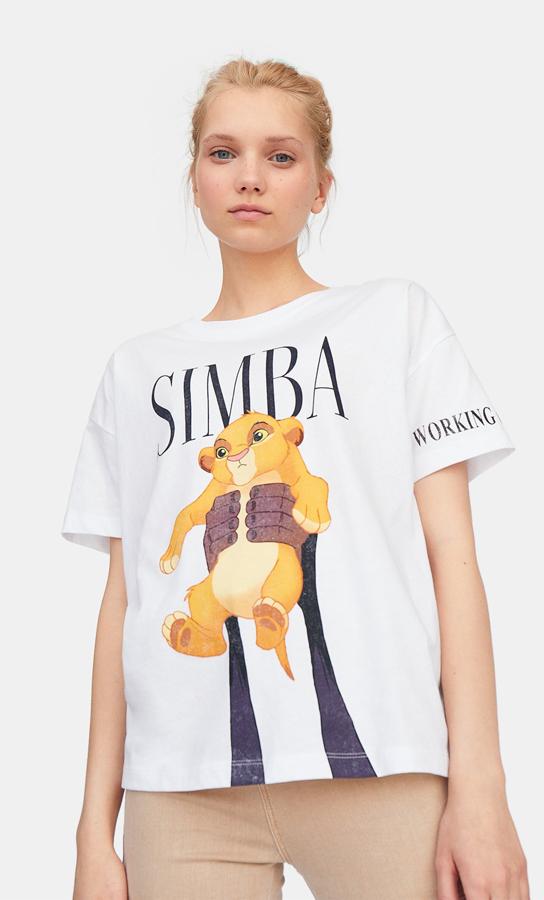 Stradivarius tiene disponibles varias camisetas de 'El Rey León', entre las que se encuentra esta de Simba con mensaje en la manga por 12,99 euros.