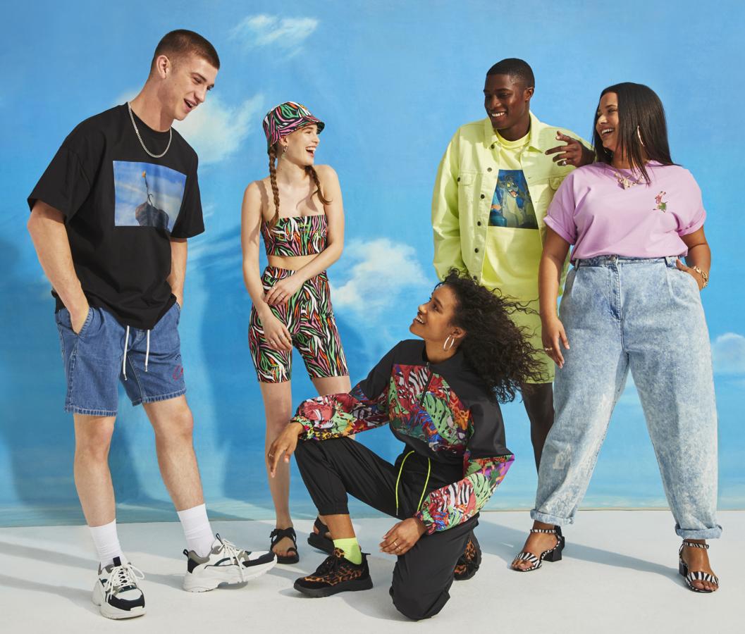 Asos ha sacado a la venta una colección con una infinidad de prendas inspiradas en 'El Rey León'. En la web puedes encontrar prendas que reproducen momentos clásicos con estampados originales y escenas míticas.