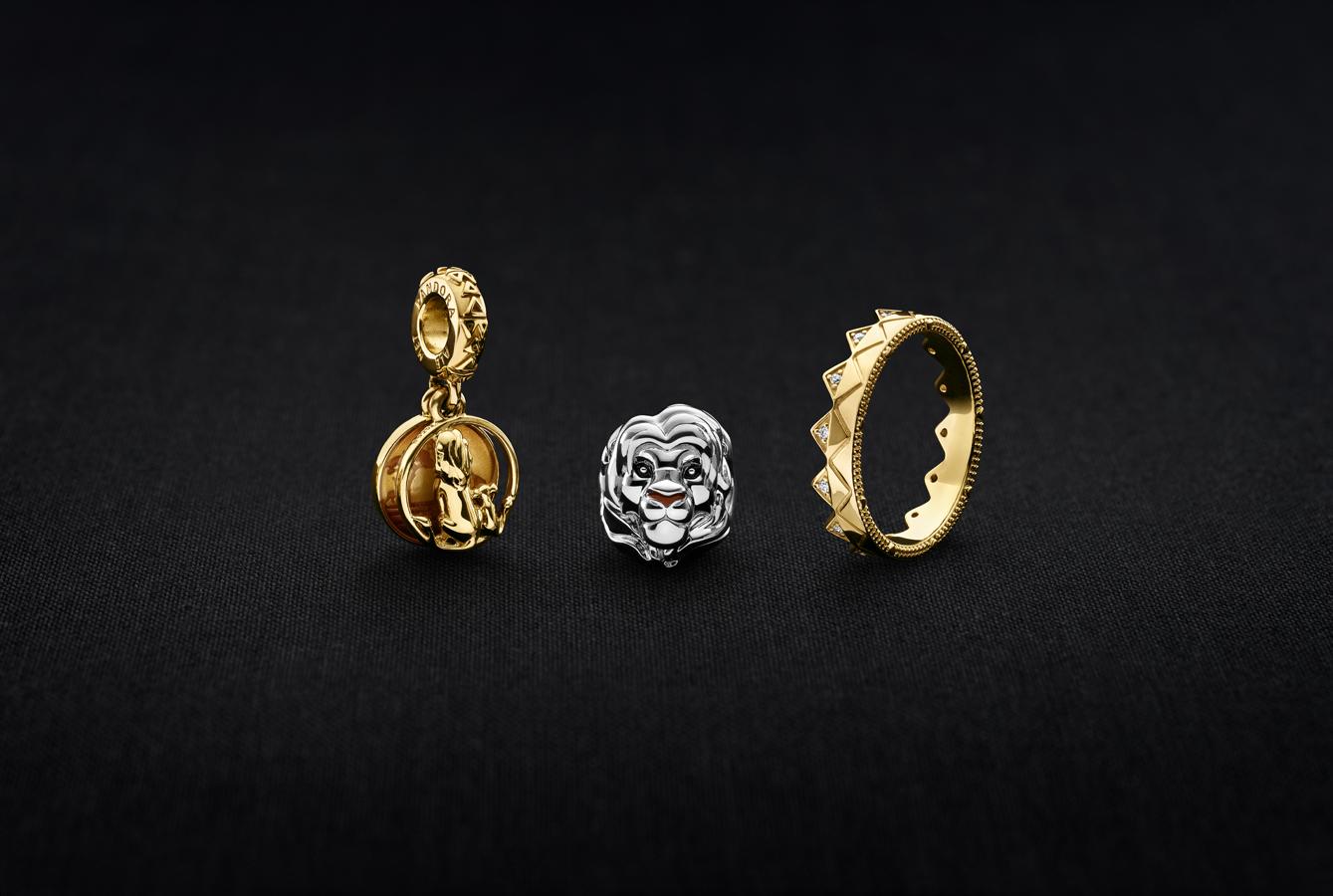 Pandora ha sacado a la venta una colección de joyas de 'El Rey León con charms, anillos y colgantes.