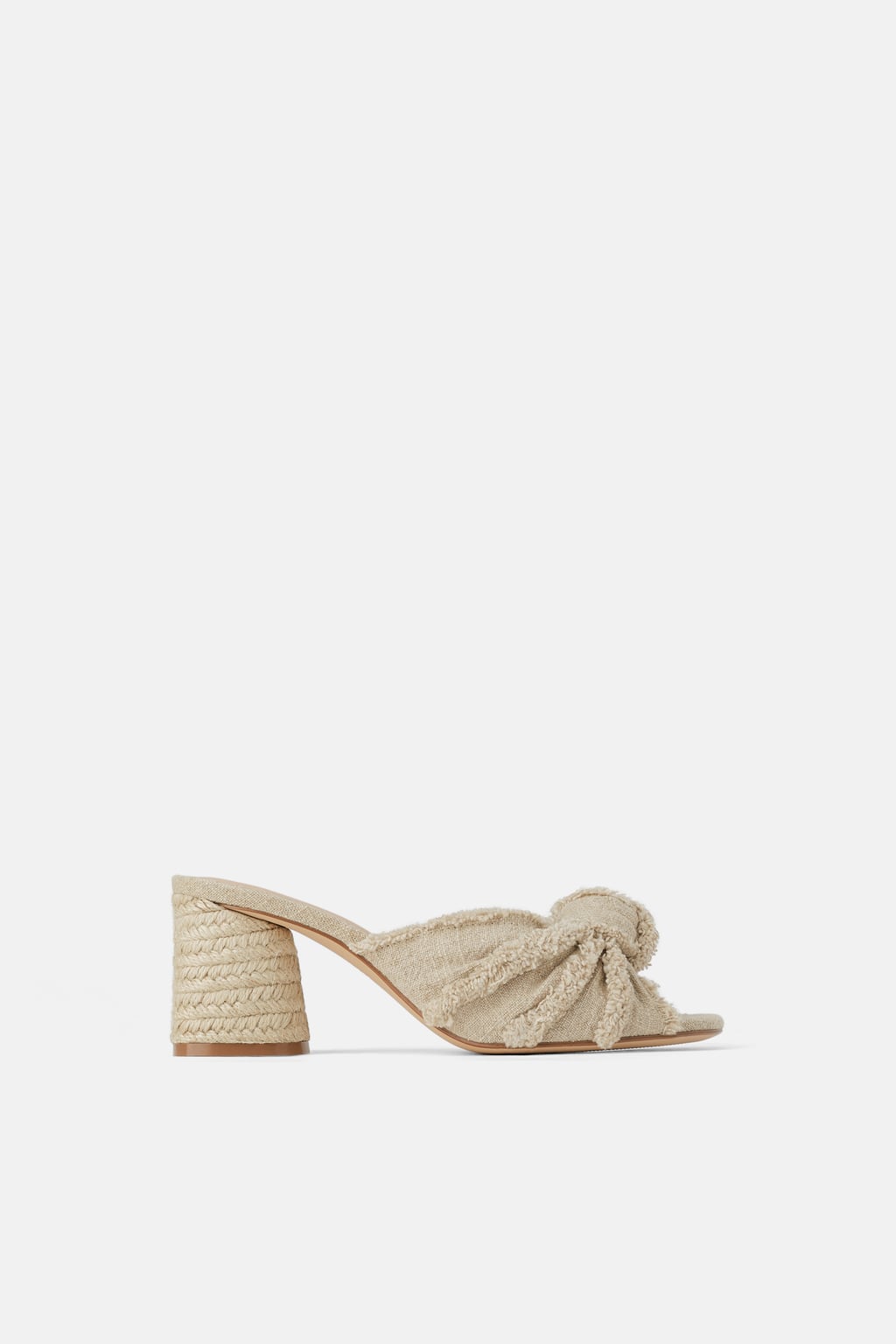 Mule en tono beige con nudo delantero y tacón redondo trenzado. Un best seller de la nueva colección de Zara que necesitamos ya en nuestro armario. (35,95 euros).