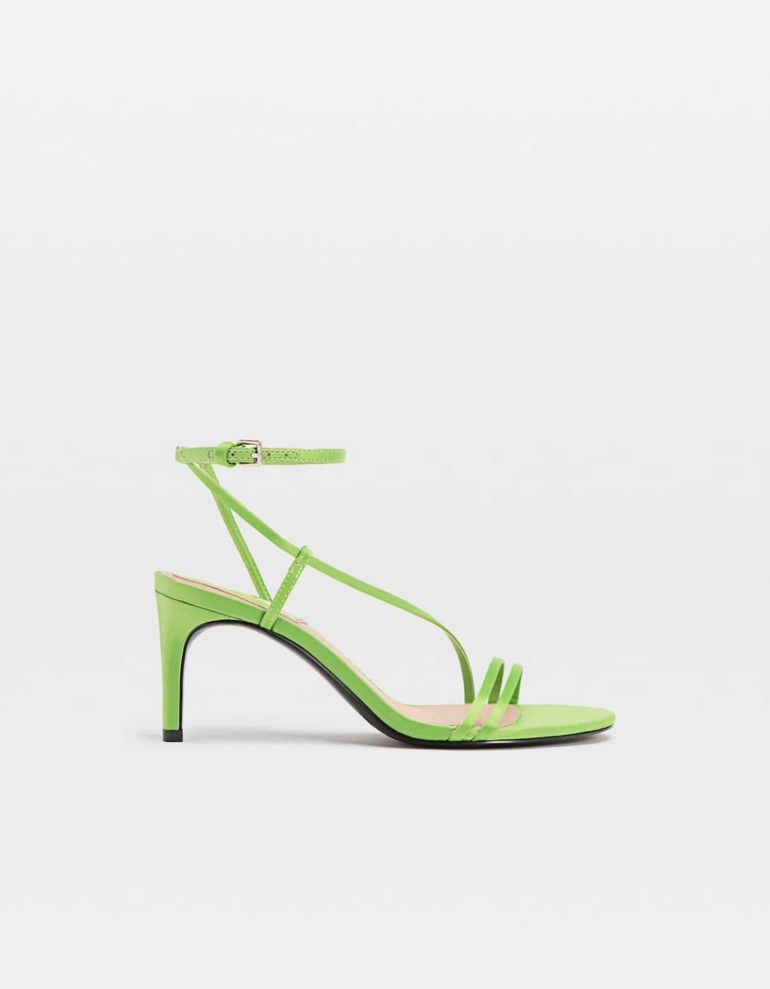 ¡Qué viva el flúor! Sandalias verde kiwi de tiras y tacón fino de Stradivarius. ¡Con rebaja! (12,99 euros)