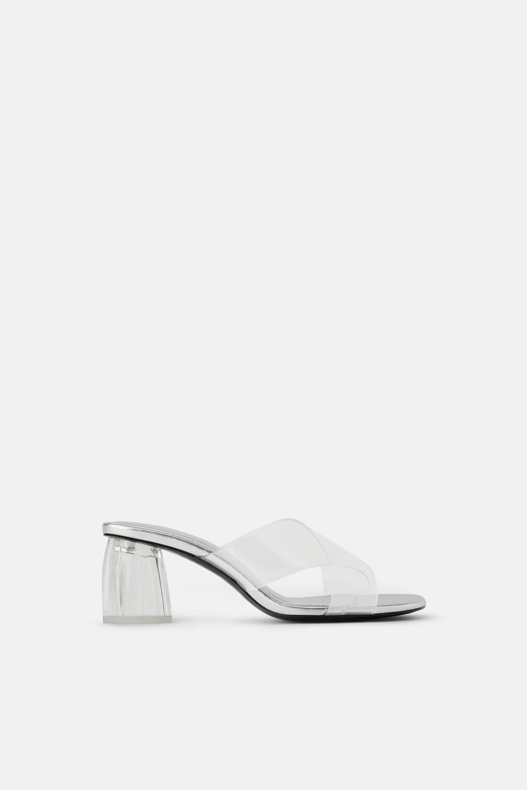 Tacón transparente y tiras de vinilo, las sandalias más buscadas y cómodas de la temporada están en Zara. ¡Pura tendencia de verano! (29,95 euros).