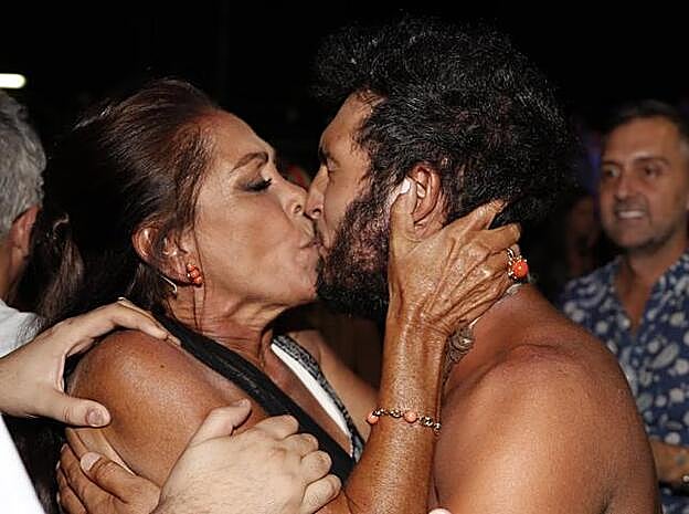 Isabel Pantoja planta un beso en la boca a Omar Montes tras ganar Supervivientes 2019.