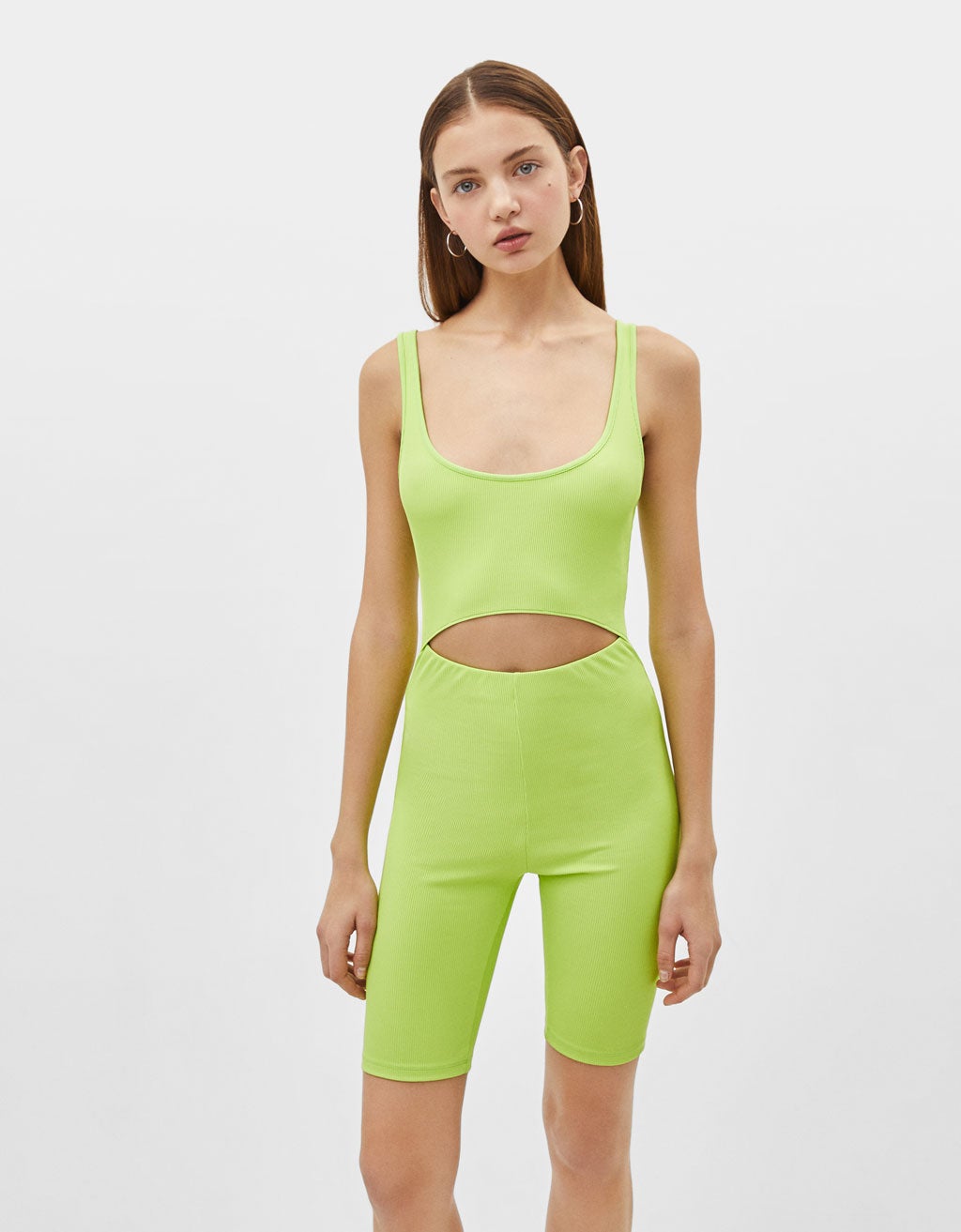 Mono neón con corte en cintura de Bershka: 9,99 euros.