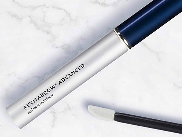 Detalle de RevitaBrow, el sérum para el crecimiento de las cejas que puede impulsar su frondosidad.