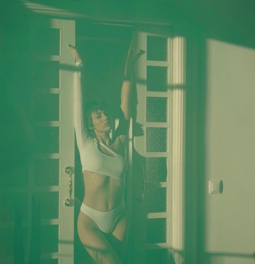 "Yo en mi casa me desperezo así", escribió Úrsula Corberó con esta imagen en la que aparece con un crop top asimétrico y unas braguitas.