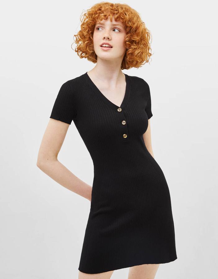 El negro sí es para verano, y en tu maleta para la playa no puede faltar un LBD de canalé como este de Bershka. Hace tipazo, y está renajado de 17.99 a 12.99 euros.