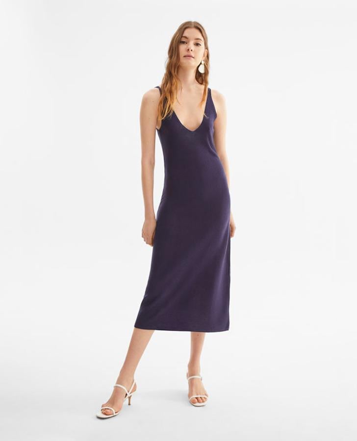 Si hay una tienda que ha tirado la casa por la ventana con sus vestidos de rebajas, esa es Lefties. Este vestido midi con tirantes pasa de 15.99 a 3.99 euros.