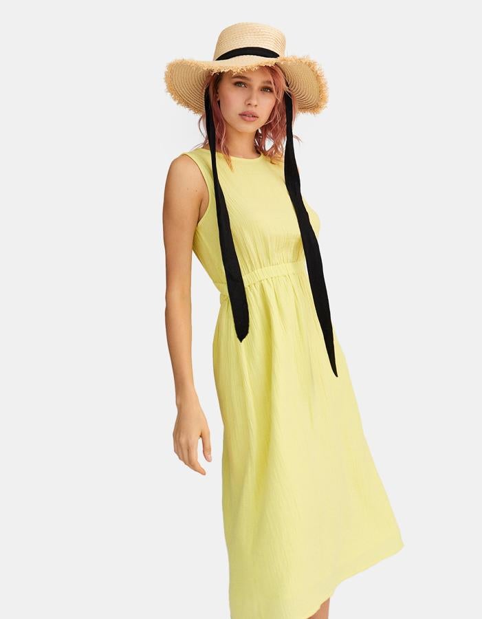 Este vestido midi de las rebajas de Stradivarius pasa de 25.99 a 15.99, te hará parecer más morena y, además, marcará tu cintura.