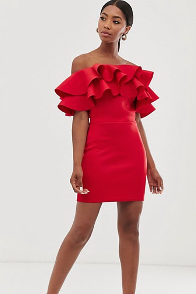 Aquí se ve perfectamente el escote bardot del vestido de Asos que ha elegido Rocío Osorno y el largo por encima de las rodillas.