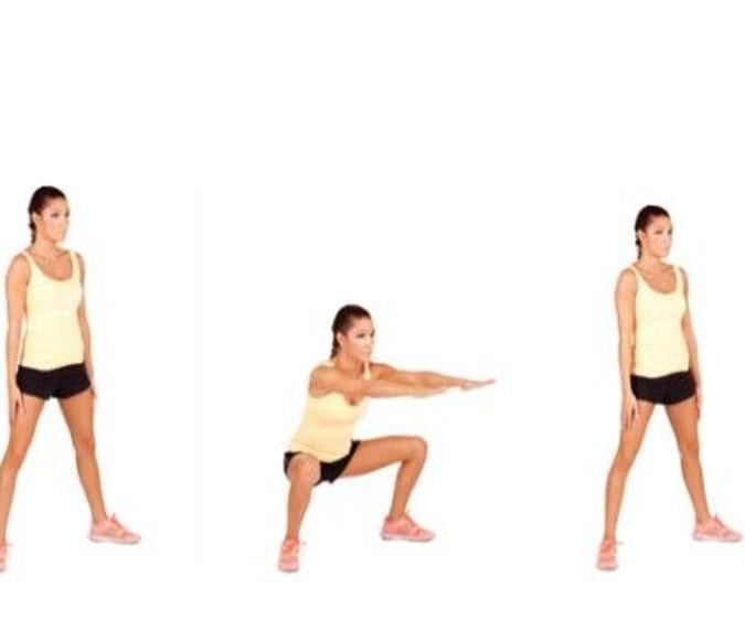 La “sentadilla sumo” (objetivo de este articulo) es una variante de la “sentadilla o Squat”, la cual, modificando la distancia de separación de las piernas y el ángulo de apertura de los pies, provoca una mayor implicación de los aductores y el glúteo mayor en la extensión de la cadera durante su ejecución. Coge un par de pesas (una en cada mano) o kettlebell y soporta el peso con los brazos estirados hacia abajo justo por delante de la cintura. Coloca los pies a la altura de tus hombros, con los tobillos un poco abiertos. Mantén la espalda erguida y flexiona las piernas tan abajo como te sea posible desplazando tus muslos hacia atrás y doblando las rodillas. Realiza una pequeña pausa, y sube hasta la posición inicial lentamente.