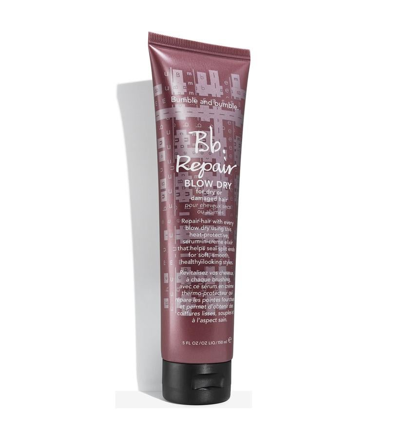 Ayuda a reparar el pelo y mantiene su apariencia saludable durante tres días. Este sérum de peinado multitarea sella eficazmente las puntas abiertas y protege las mechas contra el calor, las roturas y el daño de los rayos UV, además de tener las propiedades del anti-encrespamiento para mantener la suavidad del pelo. Aplícalo antes de secar y peinar tu cabello. (27,95 €).