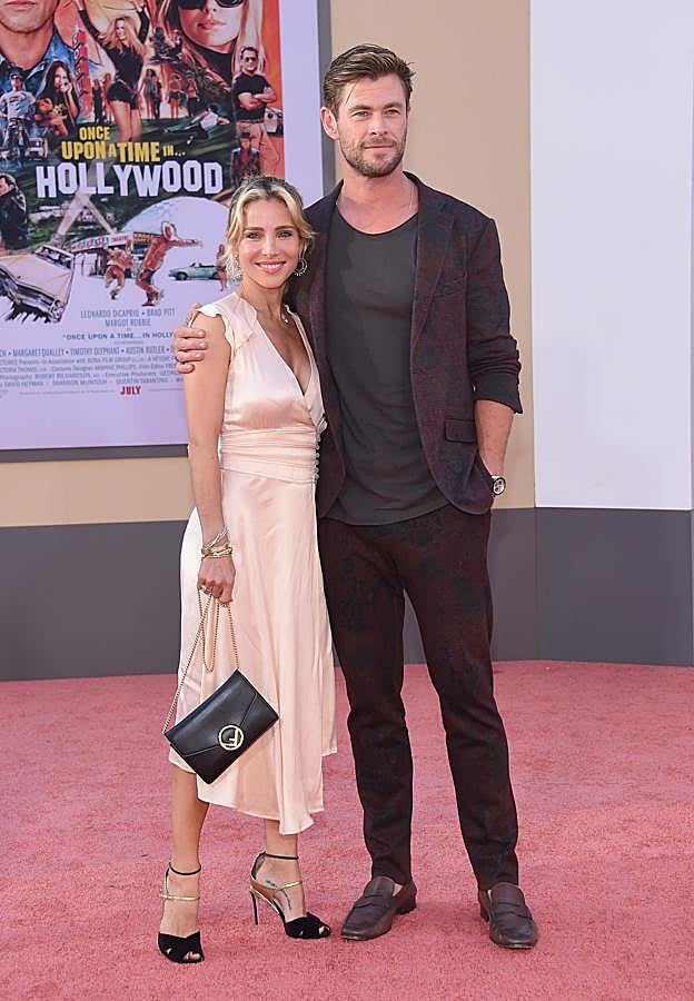 Para el estreno de 'Once upon a time in Hollywood' Elsa Pataky apostó por un sencillo vestido minimalista de satén rosa empolvado. De largo midi y pronunciado escote, está firmado por la marca francesa Ba&sh y aún lo puedes encontrar en rebajas por 182 euros (antes, 260 euros).