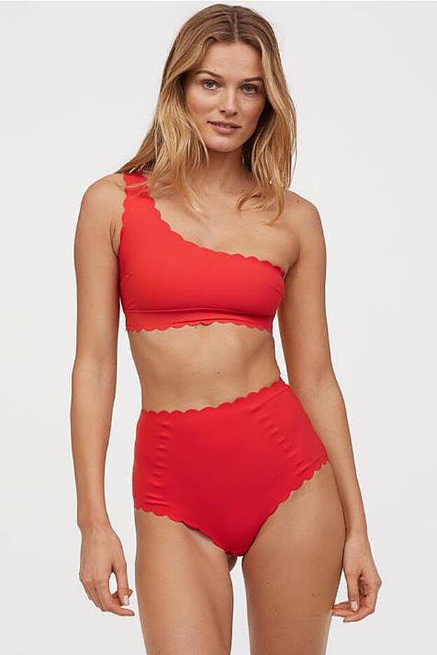 Top de bikini asimétrico (17,99 euros) y braga de bikini high waist (14,99 euros).