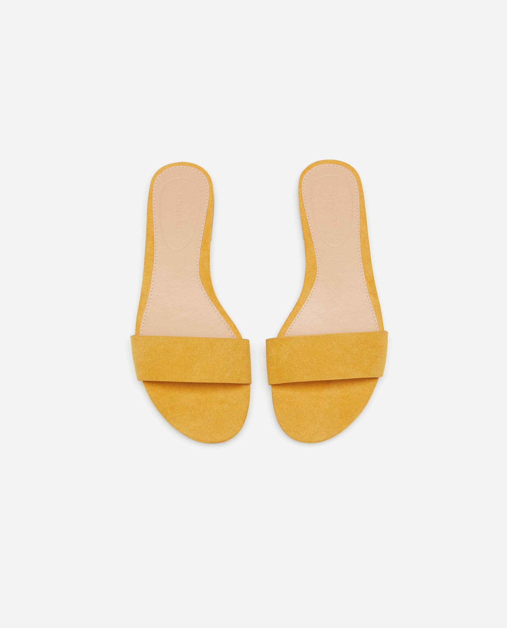 Y unas sandalias planas no pueden faltar en tus outfits de verano. Estas solo cuestan 5,99 euros y el color es lo más.