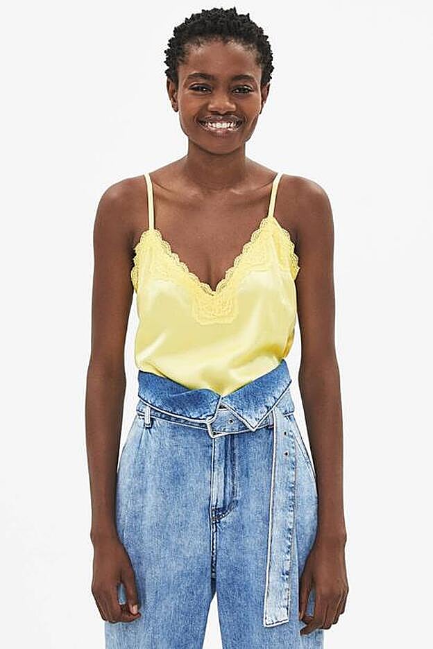 El top lencero en amarillo brillante de Bershka.