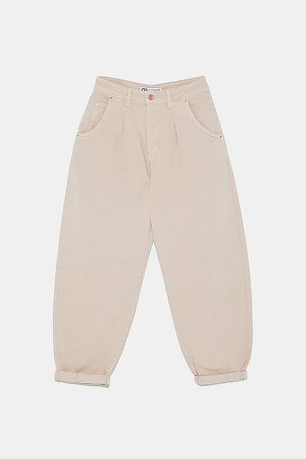 Pantalón ancho de tiro alto con pliegues en delantero, 29,95 euros.