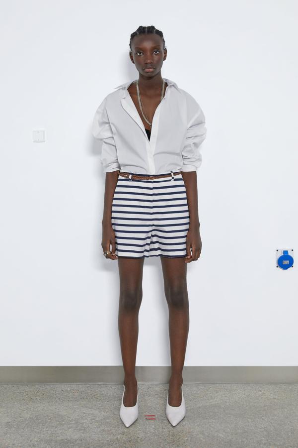 Estas bermudas 'navy' de talle marcado con cinturón de la nueva colección de Zara cuesta 19.95 euros.