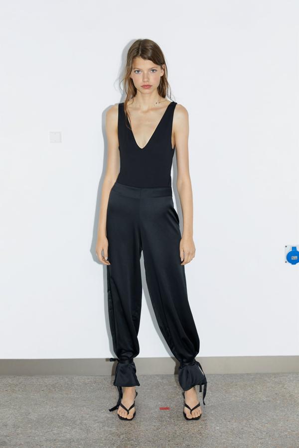 Este body negro con escote pronunciado de la nueva colección de Zara cuesta 12.95 euros.