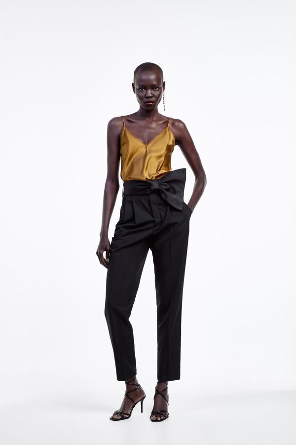 Este top lencero en color dorado de la nueva colección de Zara cuesta 12.95 euros.