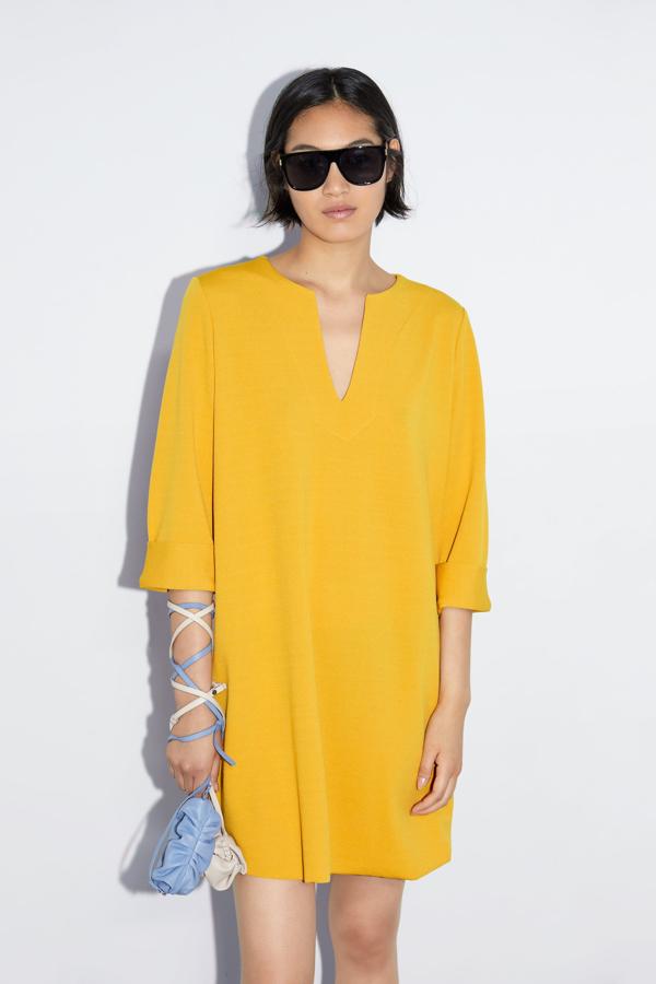Este mini vestido fluido de la nueva colección de Zara cuesta 19.95 euros.