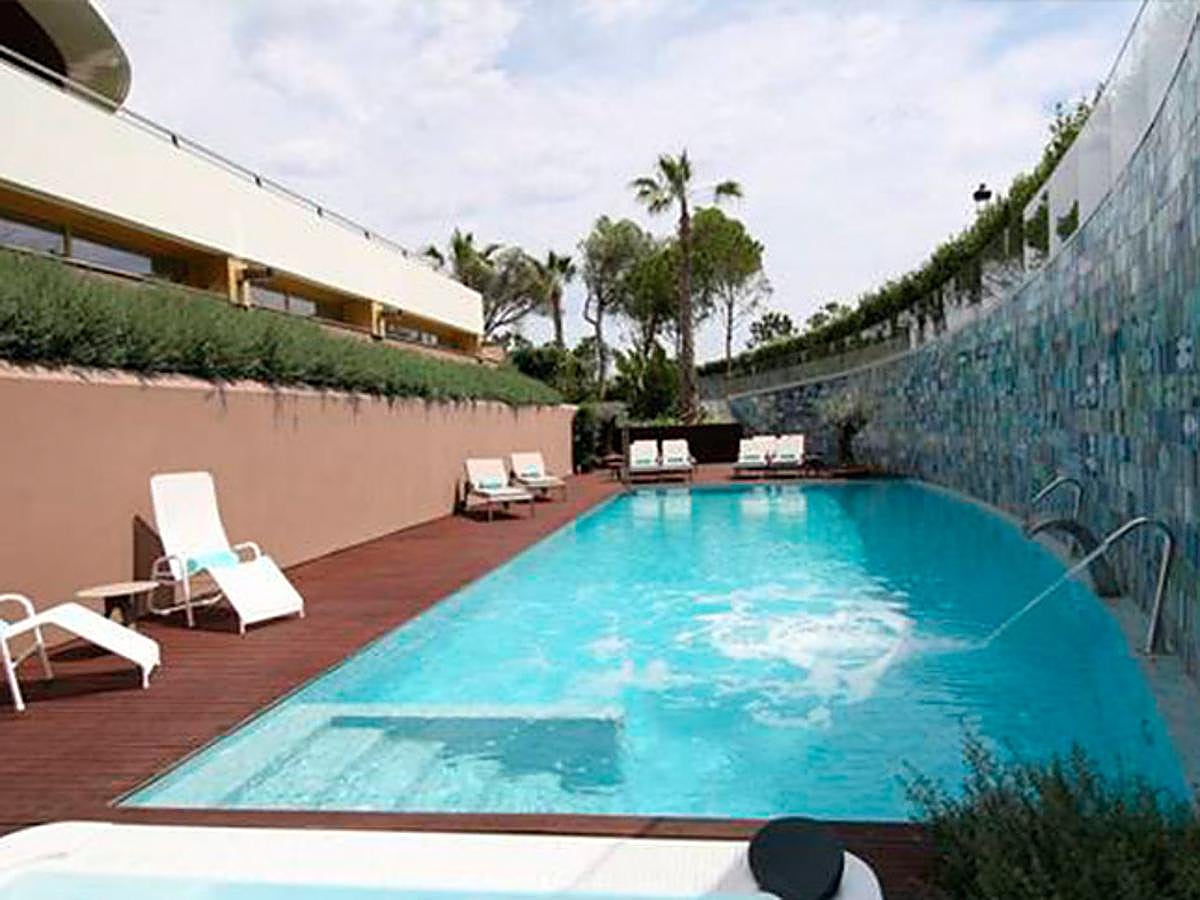 Hacer turismo por la zona es una buena excusa para reservar en un alojamiento con un plus… o a la inversa.  Alábriga Hotel , situado  Gerona , ofrece esta experiencia tan apetecible. Nominado en los World Spa Awards como el Mejor Centro Wellness de España dispone de lo último en aparatología y de tratamientos de belleza exclusivos, con exquisitas fragancias, aceites y lociones, como el colágeno de trufa blanca y oro de 18K, con los que despertar los sentidos y sacar tu mejor versión.