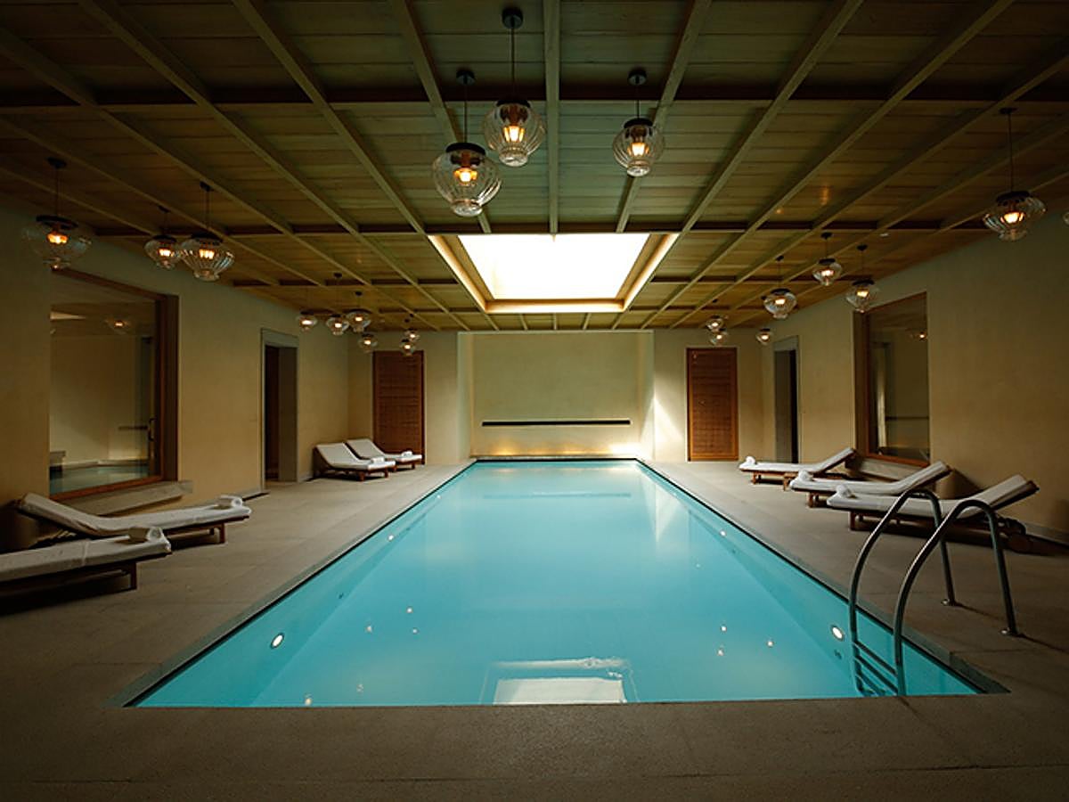 Si te gusta el vino y todo lo que representa hay un lugar en el mundo que tienes que visitar, y no es el valle de Napa, sino los  viñedos vallisoletanos  y, más concretamente, los de  Abadía Retuerta . Esta abadía del siglo XII, en la que se elaboran vinos espectaculares esconde también el  Spa Santuario LeDomaine , cuyas aguas provienen de un pozo a 120 metros de profundidad. Los exquisitos programas y las experiencias personalizadas de este retiro de tranquilidad donde todo está pensado para el disfrute más absoluto se inspiran en la medicina tradicional tibetana y la aromaterapia.