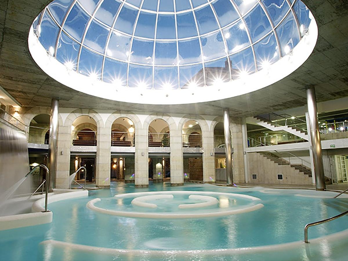 Balneario de Mondariz , en la pequeña  villa gallega  de la que toma su nombre, fue en el siglo XIX, y sigue siendo hoy, uno de los centros de peregrinación para cuidarse más importantes de Europa. Un lugar que refleja el esplendor de épocas pasadas, pero que, sin perder ese sabor, ha dado paso a un centro moderno con un balneario a la carta, un circuito termal basado en la tradición celta y un spa de 3.000 metros cuadrados con piscina interactiva y variados programas de hidroterapia.