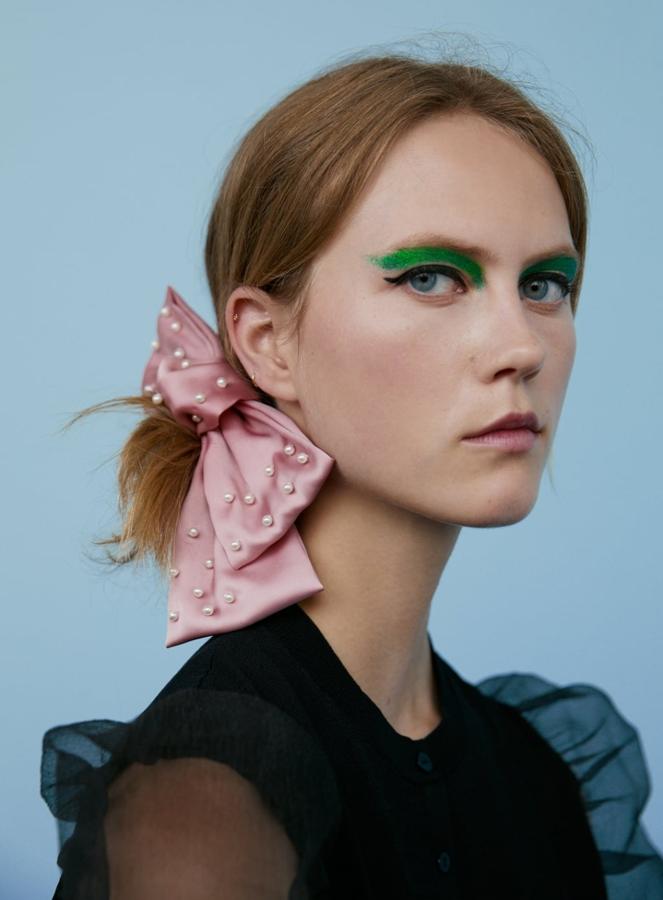 En Zara tampoco se han olvidado de las fieles seguidoras del eyeliner. Pero esta vez nos proponen combinarlo con sombras llamativas que cubran la parte inferior de la ceja.