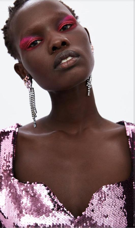 Si lo que quieres es no renunciar a ese toque brilli brilli que las influencers consiguen con la purpurina pero quieres innovar con algo nuevo, te aconsejamos que te decantes por sombras de ojos con detalles metalizados y si además las combinas en degradado con tonos pastel ¡seguro que no pasarás desapercibida!