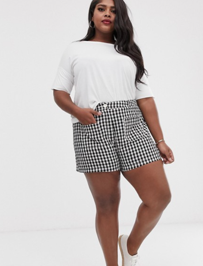 Pantalones cortos con estampado de vichy de Asos Design Curve rebajado de 28,99 euros a 19,99 euros.