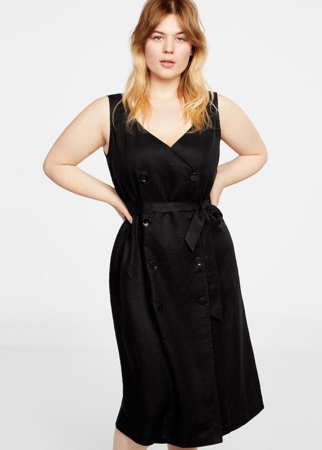 un vestido negro de lino que es un clásico del fondo de armario de verano. Costaba 69,99 euros en Violeta y en rebajas lo tienes a 34,99 euros. Lleva un cinturón ajustable, cierre con doble botonadura y escote cruzado.