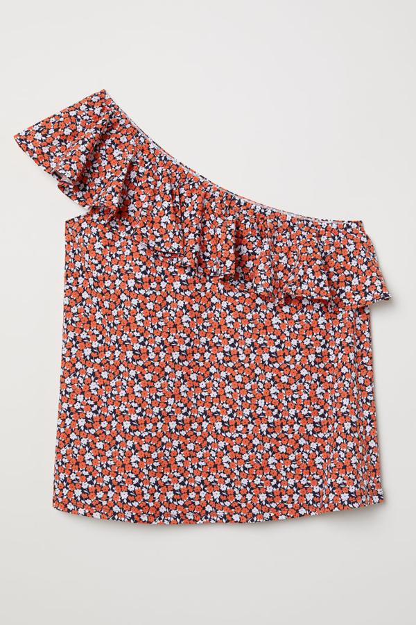 Top de un hombro en punto de algodón con elástico y volante ancho en la parte superior (H&M, 8,99 euros).