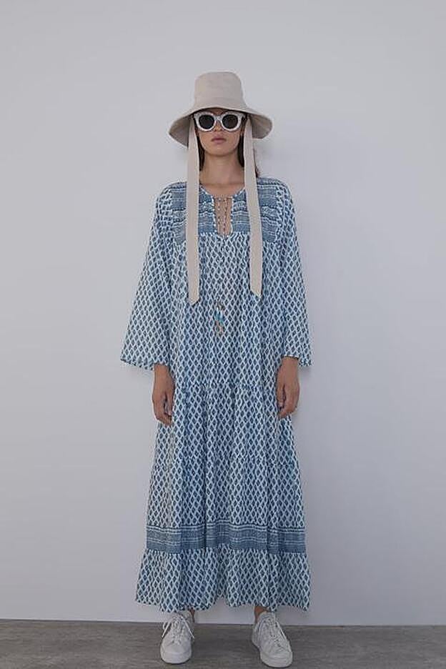 Vestido fluido azul con are hippy de Zara.