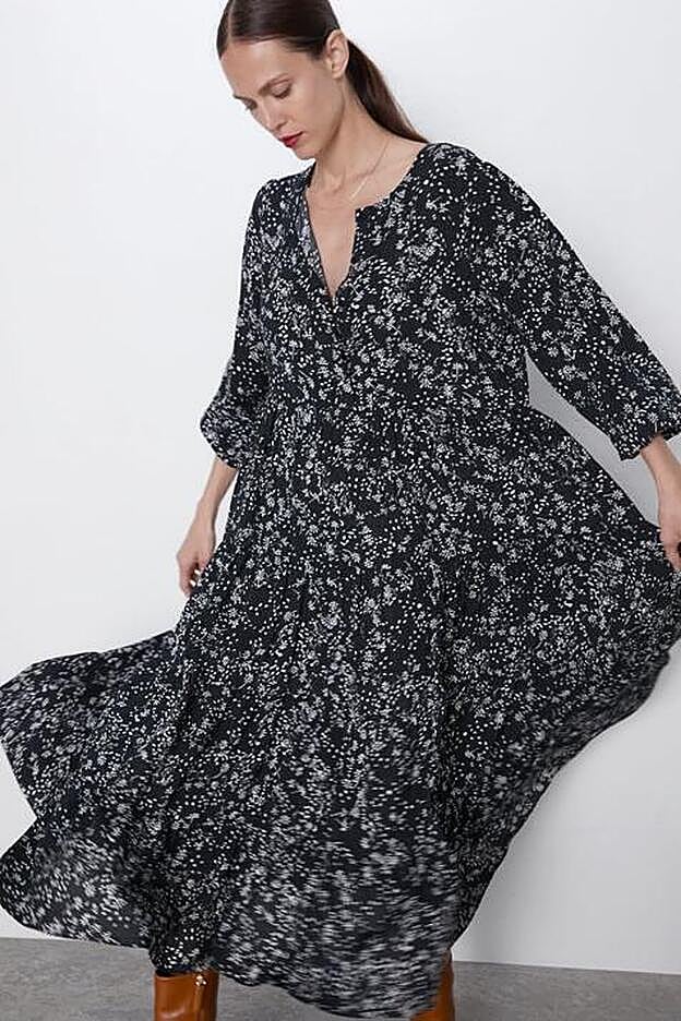 Una versión más oscura del vestido largo de Gala González , de la nueva colección de Zara.