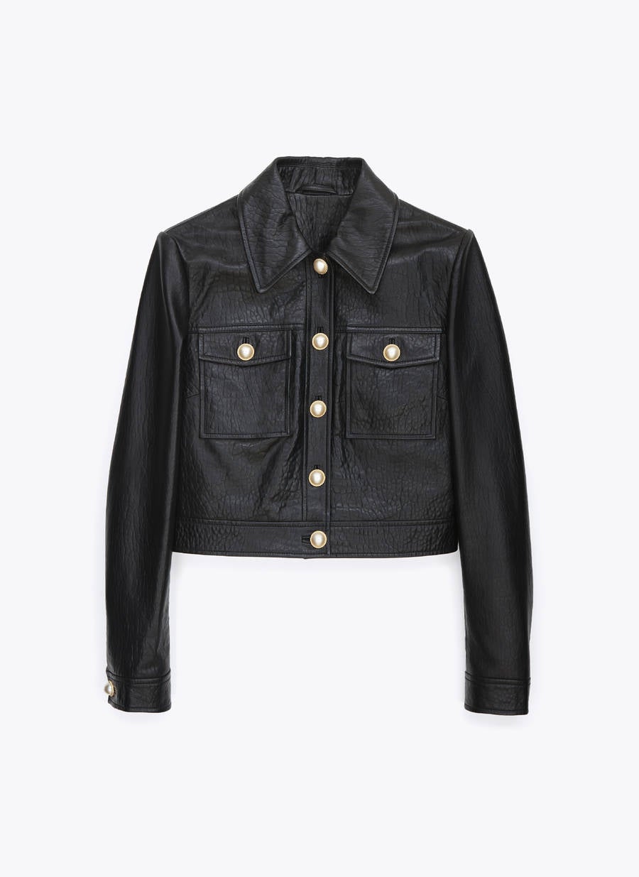 Cazadora de piel con botones y cuello clásico: 229 euros en Uterqüe.