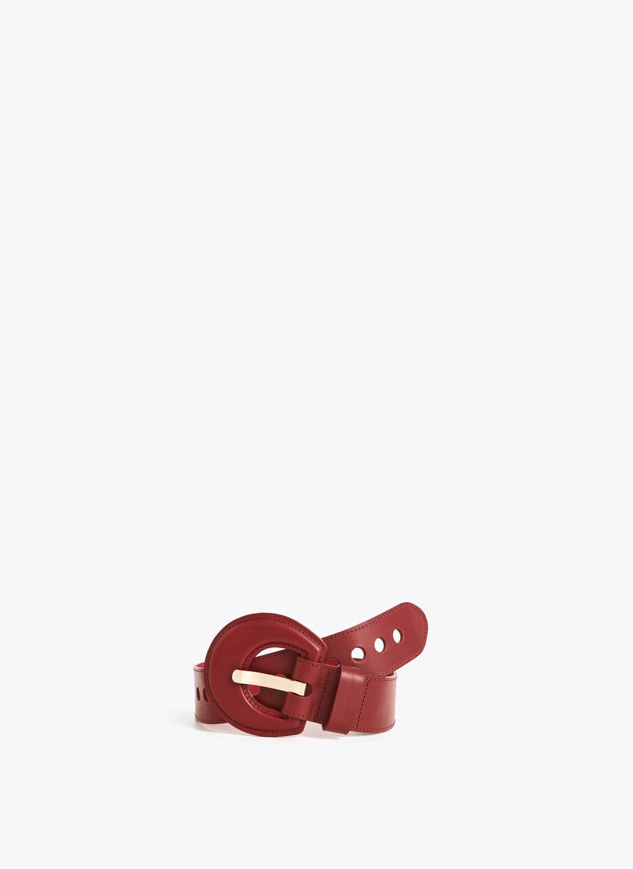 Cinturón con hebilla forrada en color burdeos: 59 euros en Uterqüe.