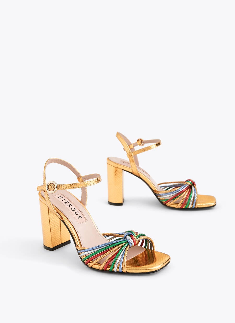 Sandalias de tacón alto laminado con finas tiras de colores: 99 euros en Uterqüe.