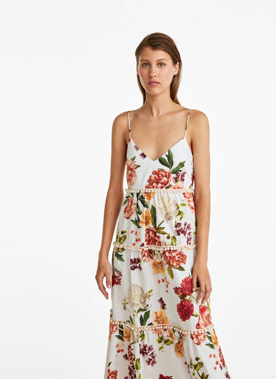 Vestido largo en popelin con estampado de flores: 99 euros en Uterqüe.