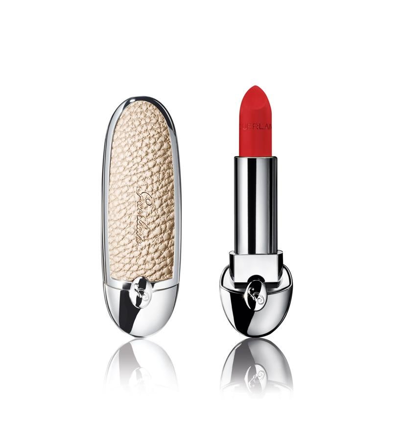 Está enriquecido con polímeros de origen vegetal, jojoba y la manteca de mango para ntrir los labios mientras lucen un color intenso, de larga duración. Barra de labios personalizable  Rouge G  (34,10),  tono Deep Red, con carcasa de edición limitada Preppy Chic  (27,70 €),  ambos de Guerlain .