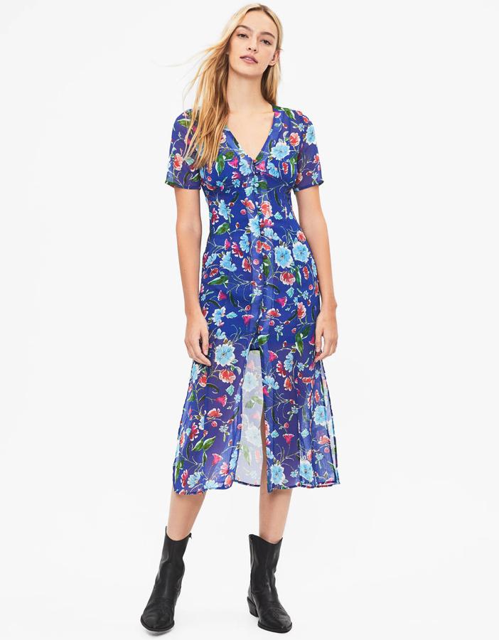Vestido midi en tejido ligeramente transparente, con una gran abertura, manga corta y cierre con botones en el frontal (Bershka, 25,99 euros).