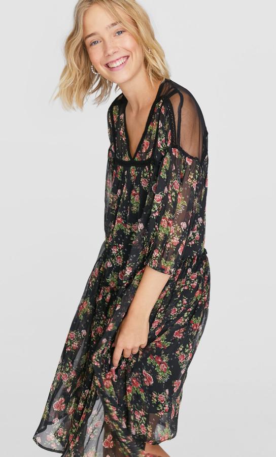 Vestido midi de flores de silueta fluida y mangas ligeramente abullonadas con los hombros transparentes (Stradivarius, 29,99 euros).