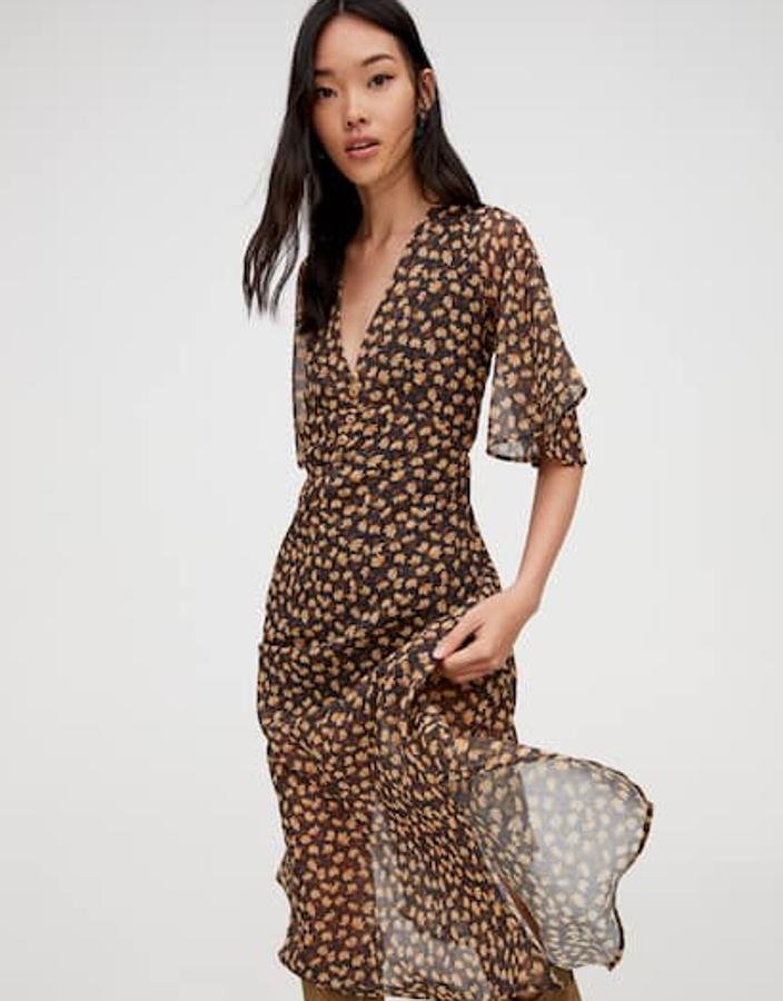 Vestido midi con estampado de flores en contraste, de manga corta, con escote de pico y silueta fluida. Lo encuentras en Pull&Bear por 22,99 euros.