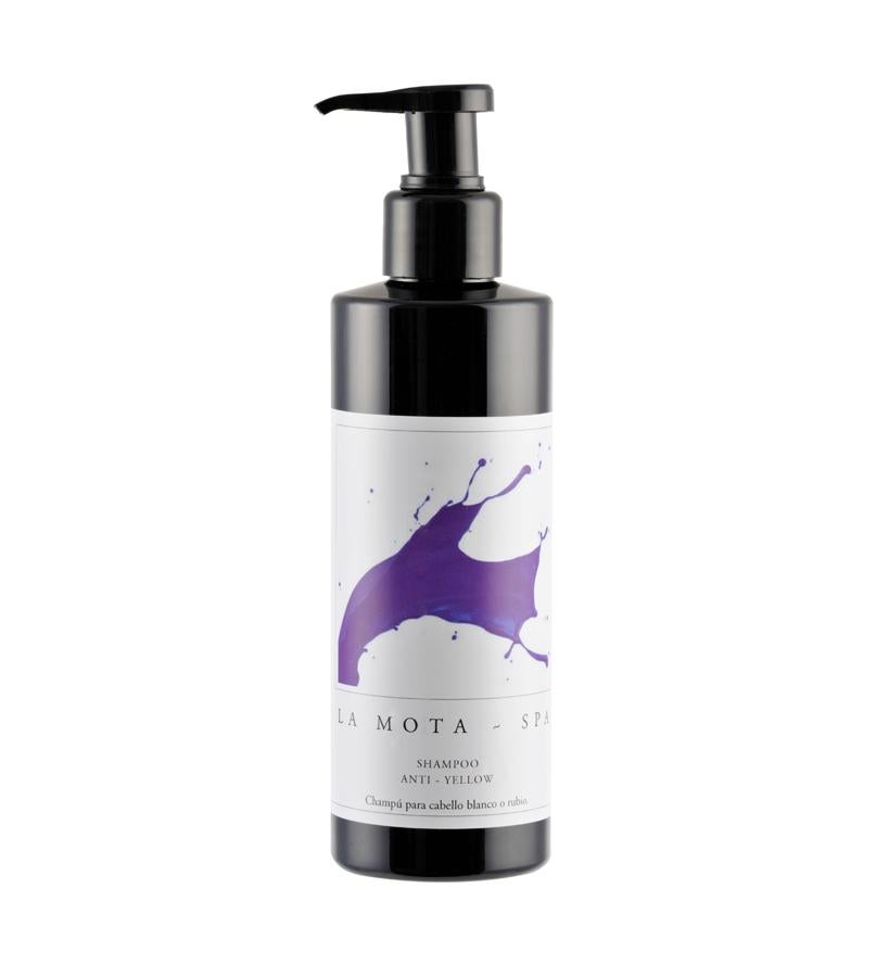 Su textura gel limpia el cabello suavemente dejando un tacto agradable y brillante. Sus pigmentos actúan de forma directa fijando el color y ayudan a reavivarlo, ya sea natural o teñido, devolviendo la intensidad del tono perdido. Distribuir de forma uniforme sobre el cabello húmedo, sin emulsionar, para evitar que la espuma cree una barrera e impida que los pigmentos alcancen el cabello. (25 €).