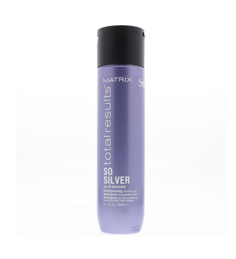 Este rico y cremoso champú violeta, limpia suavemente el cabello claro, aportándole más brillo; y además corrige los tonos amarillos en el cabello rubio y deposita al mismo tiempo fantásticos tonos violetas para neutralizar los tonos anaranjados e iluminar las mechas. (12,95 €).