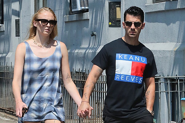Joe Jonas y Sophie Turner se hacen un tatuaje en honor a su última pérdida, su perro.