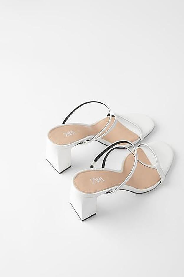 Los cómodos mules con tacón cuadrado y tiras de Zara que lleva Paula Ordovás.