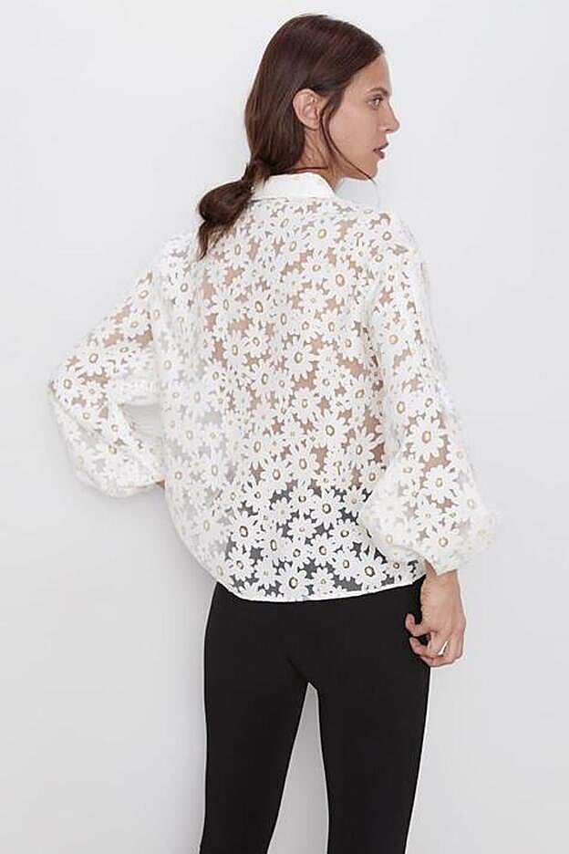 Las blusas con transparencia de Zara son las más buscadas.