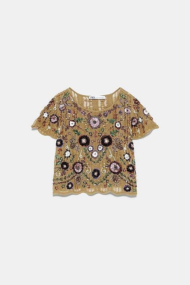 Top de punto corto de cuello redondo y manga corta de lentejuelas, 49,95 euros.