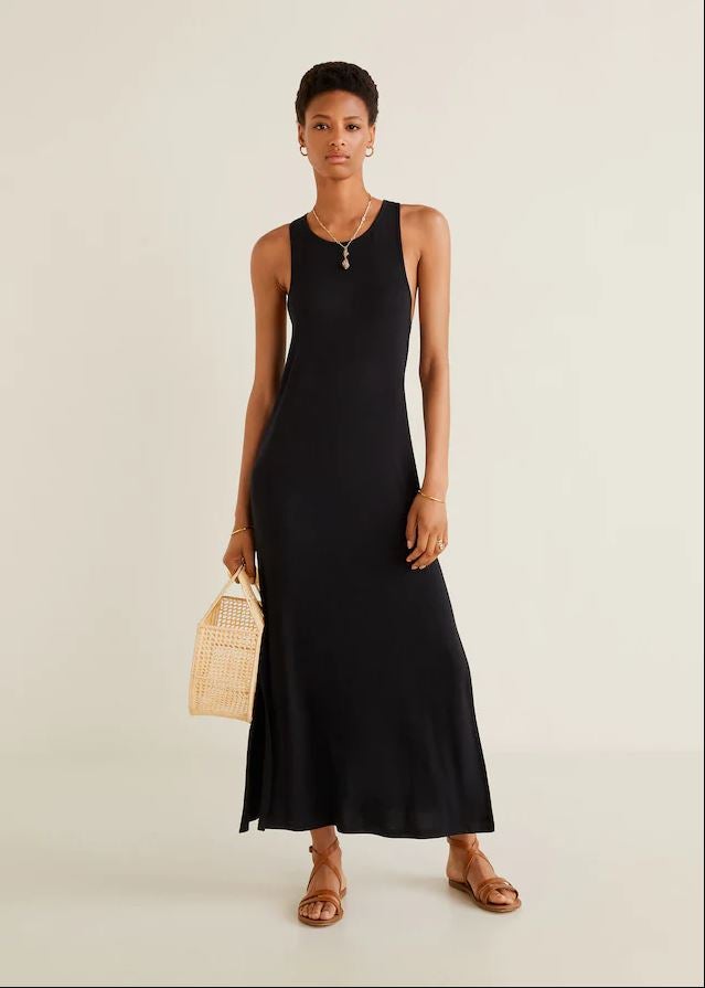 Maxi vestido de punto negro. En las rebajas de Mango pasa de 15.99 a 7.99 euros.